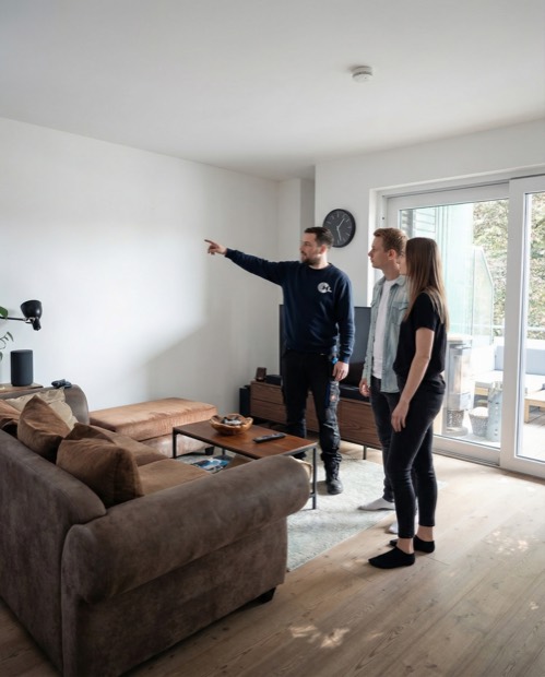Beratungsgespräch beim Kunden im Wohnzimmer