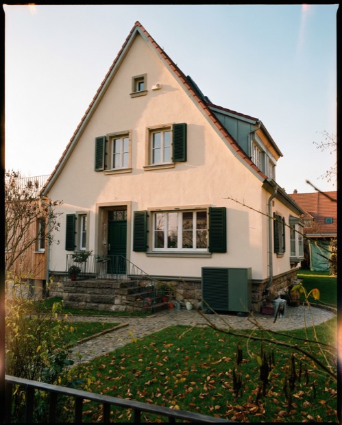 Wärmepumpe im Vorgarten eines Einfamilienhauses